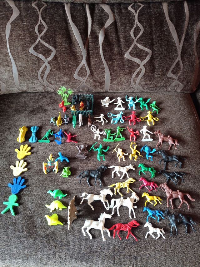 Muñecos, figuritas indios, vaqueros, años 80