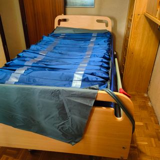 Cama de hospital con carro elevador