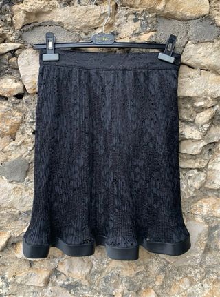 Falda negra de encaje de Charlot