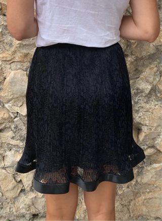 Falda negra de encaje de Charlot