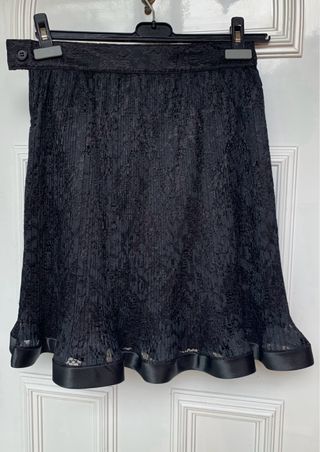 Falda negra de encaje de Charlot
