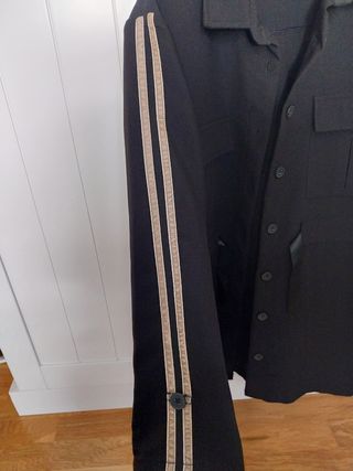 Chaqueta negra, sobrecamisa I-clu