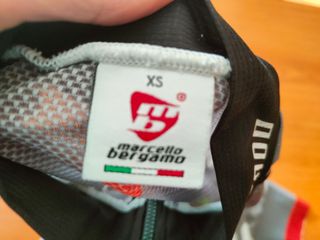 maglia taglia xs pantalone xxs ma calza xs