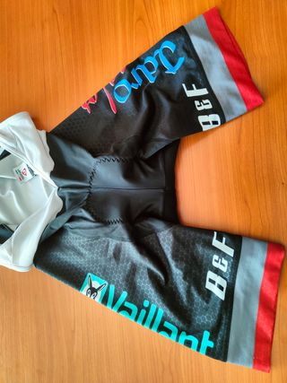 maglia taglia xs pantalone xxs ma calza xs