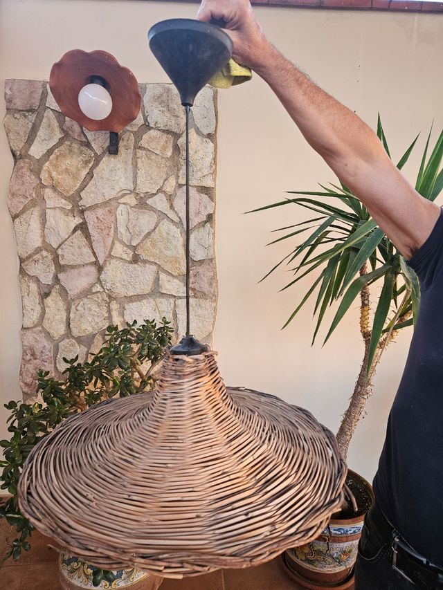 Due lampadari in canna intrecciata