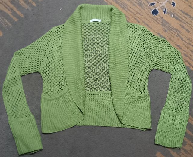 Cardigan verde de punto calado.