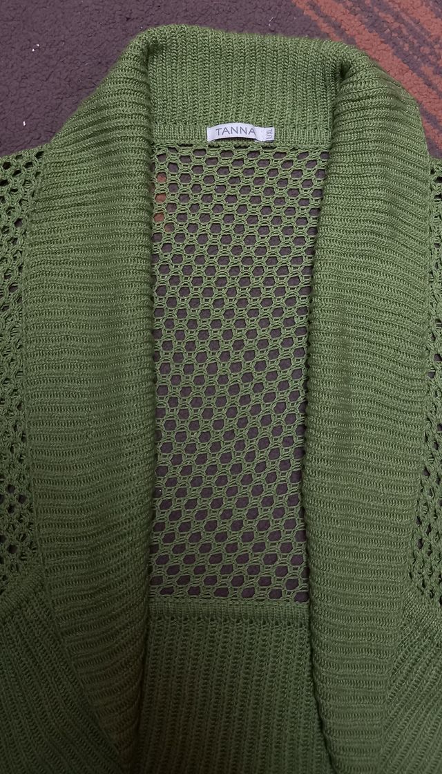 Cardigan verde de punto calado.