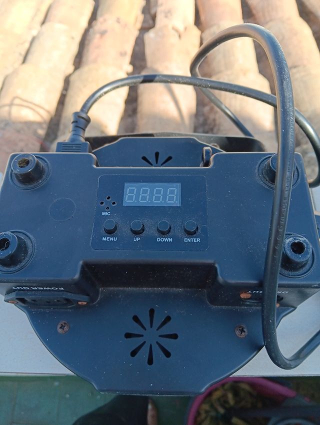 Foco Led Rgbw con mando a distancia.