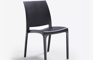 Tavoli pieghevoli con quattro sedie, ciascuna