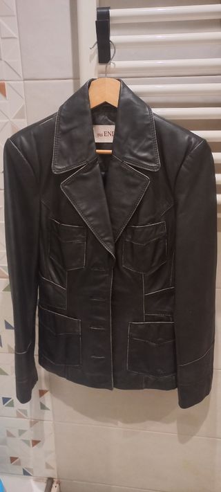 Chaqueta negra tipo piel