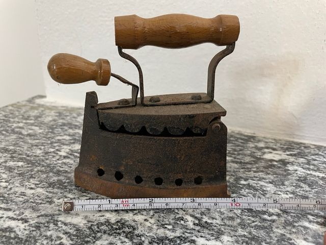 Ferro da stiro in ghisa antico