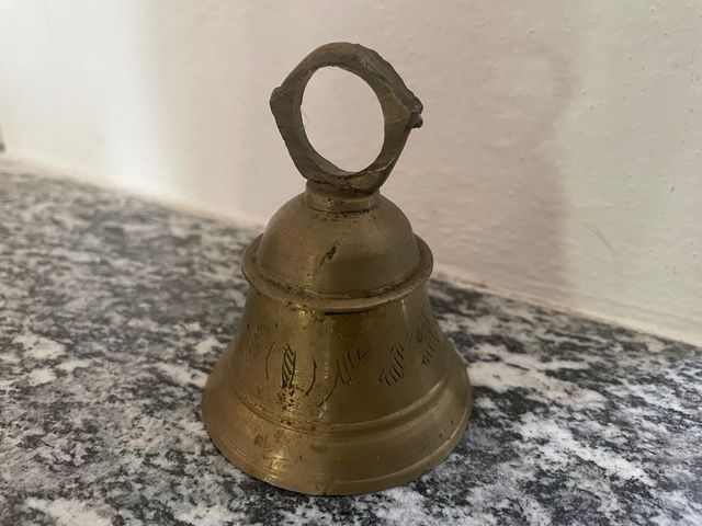 Campana antica in ottone incisa