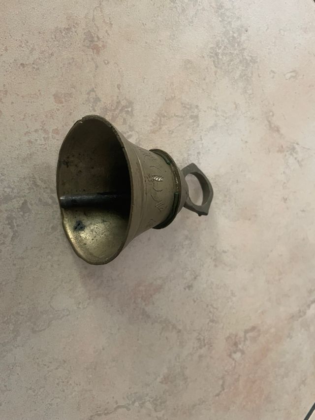 Campana antica in ottone incisa