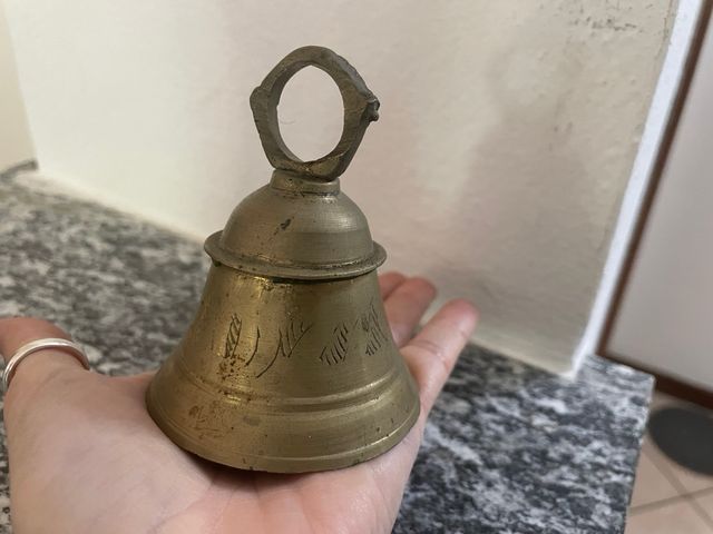 Campana antica in ottone incisa