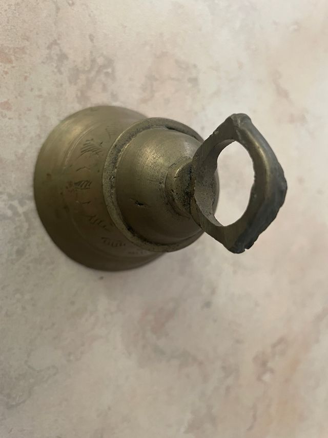 Campana antica in ottone incisa