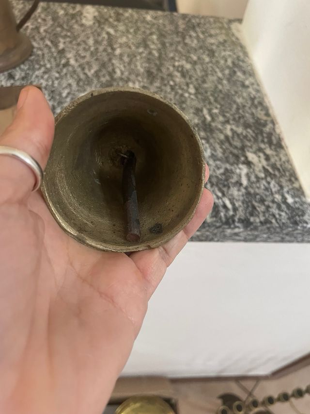 Campana antica in ottone incisa