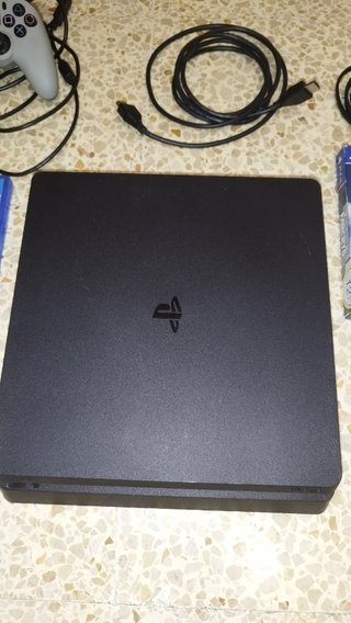 PLAYSTATION 4 SLIM