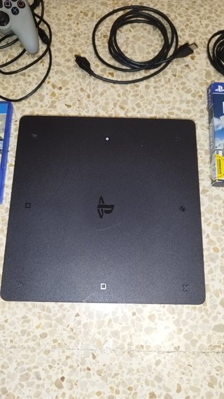 PLAYSTATION 4 SLIM