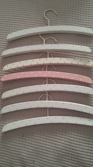 Lote 7 perchas de madera  decorada. Todas 2 euros