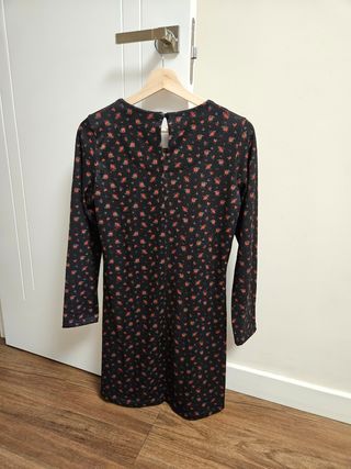 Vestido negro con flores pequeñas rojas