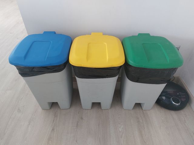 Cubos de basura de reciclaje