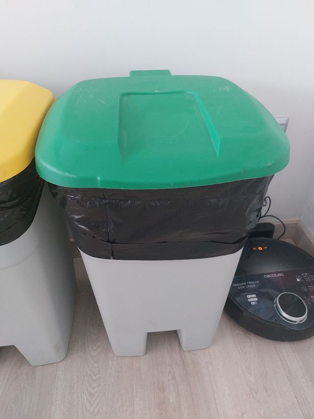 Cubos de basura de reciclaje