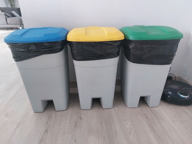 Cubos de basura de reciclaje