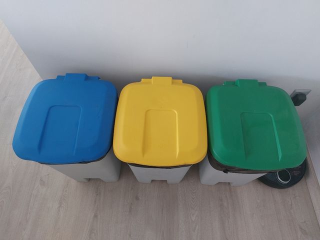 Cubos de basura de reciclaje