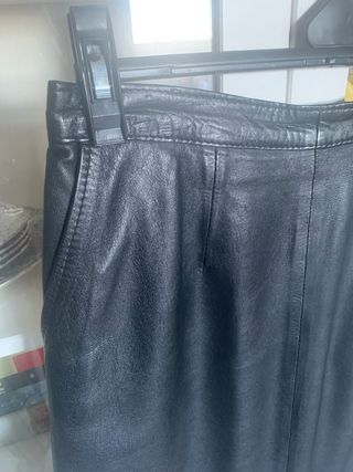 Falda midi de piel
