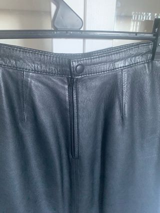Falda midi de piel