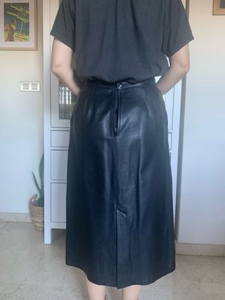 Falda midi de piel