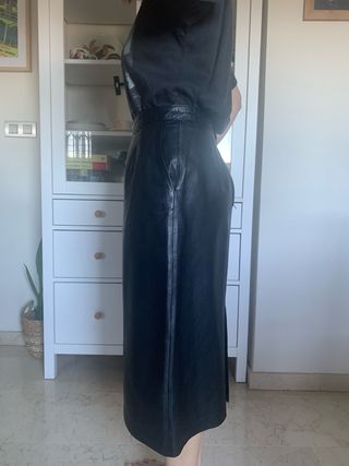 Falda midi de piel