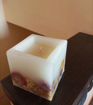 Candela artigianale con fiori secchi 