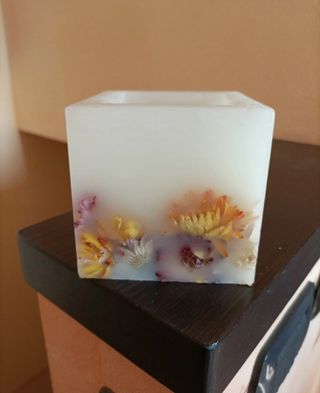 Candela artigianale con fiori secchi 