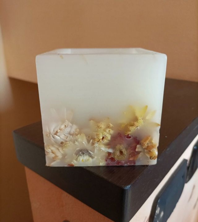 Candela artigianale con fiori secchi