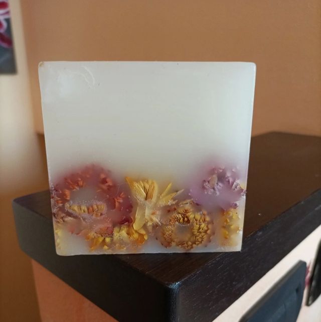 Candela artigianale con fiori secchi