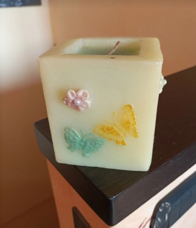 Candela quadrata con farfalle