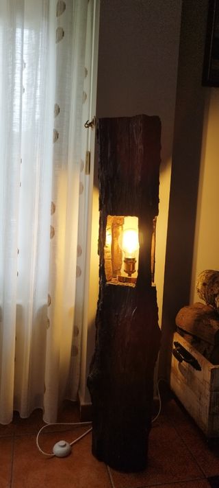 Lámpara de pie de madera