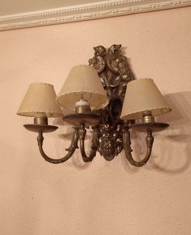 LÁMPARA-APLIQUE PARED DE 3 FOCOS PLATEADA Y ADORNA