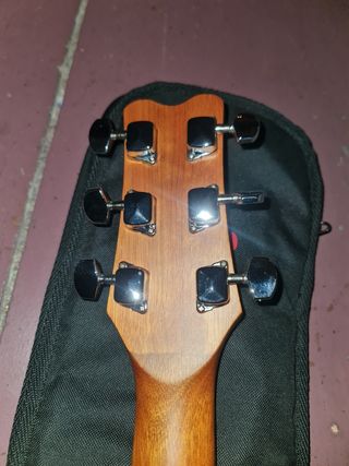 Guitarra acústica nueva