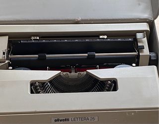 Maquina de escribir antigua de la marca Olivetti