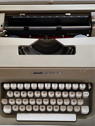 Maquina de escribir antigua de la marca Olivetti