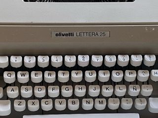Maquina de escribir antigua de la marca Olivetti