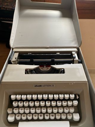 Maquina de escribir antigua de la marca Olivetti