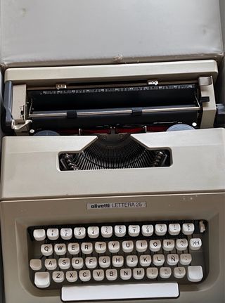Maquina de escribir antigua de la marca Olivetti