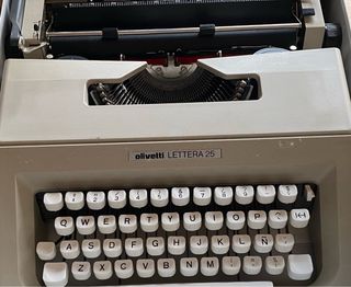 Maquina de escribir antigua de la marca Olivetti