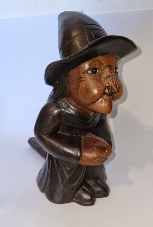 Statua di strega in legno