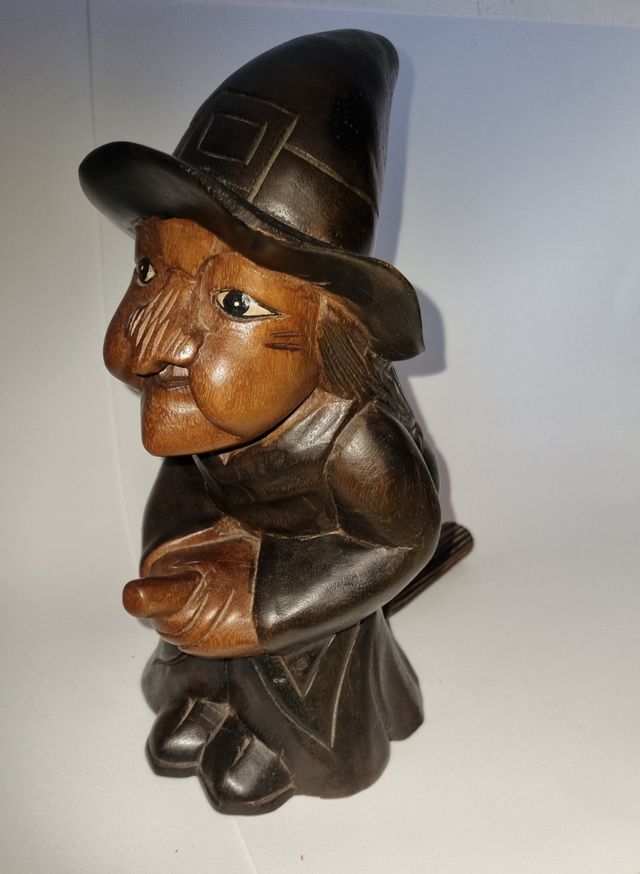 Statua di strega in legno
