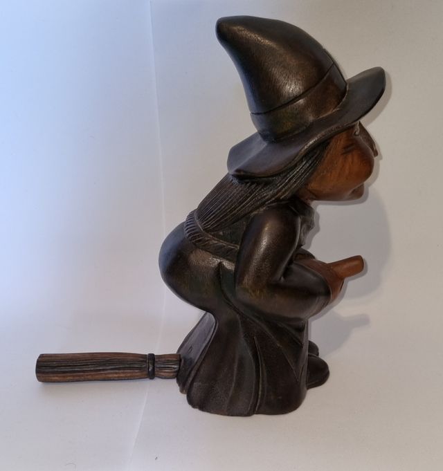 Statua di strega in legno