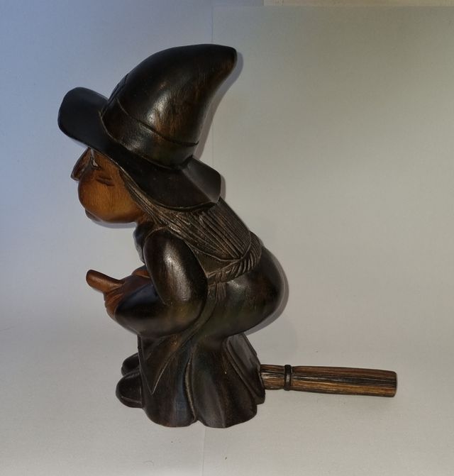 Statua di strega in legno
